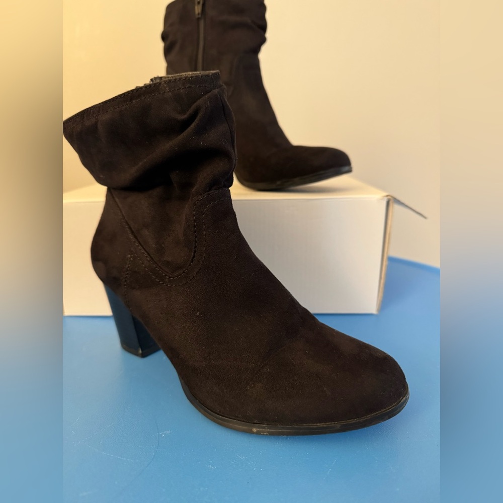 Macy’s style and Co. black scrunched suede booties sz 6 medium - Picture 4 of 7